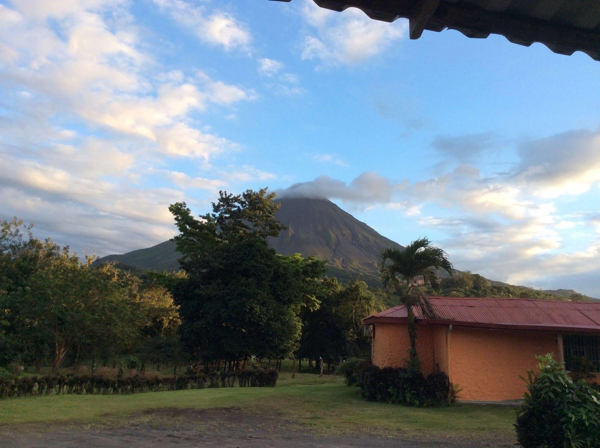 Cabinas Los Guayabos Hotel La Fortuna ภายนอก รูปภาพ
