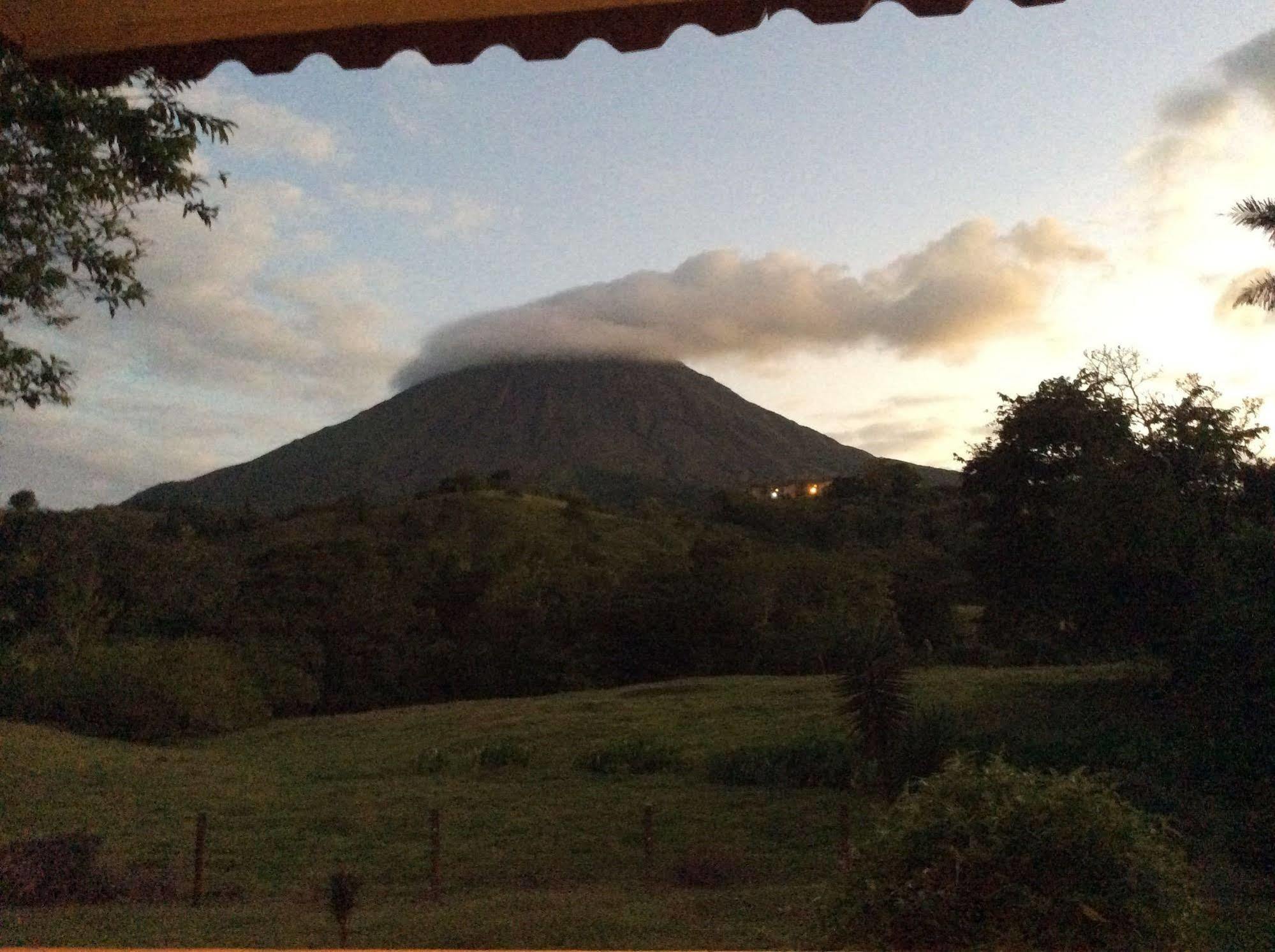 Cabinas Los Guayabos Hotel La Fortuna ภายนอก รูปภาพ